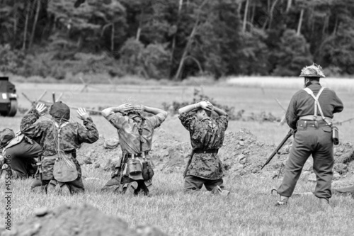 rekonstrukcja historyczna bitwy z czasów drugiej wojny światowej - wzięci do niewoli podczas bitwy żołnierze niemieccy 