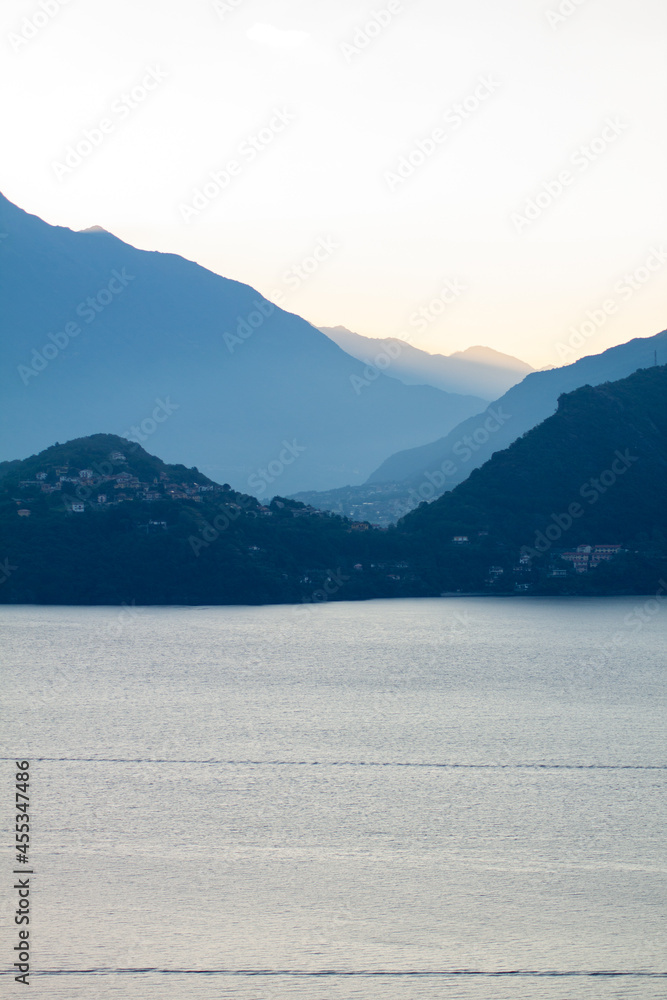 Obraz premium misty sunset at beautiful lake como in Italy