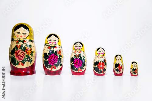 Varias muñecas matryoshka con motivos florales sobre un fondo blanco photo