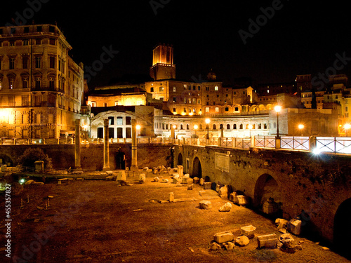 Ancient ruins in the center of Rome at night.