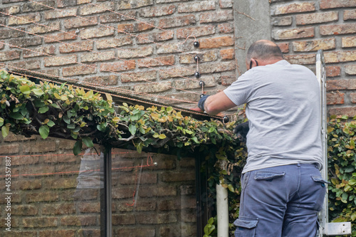 hombre tirando hilos para cerco electrico