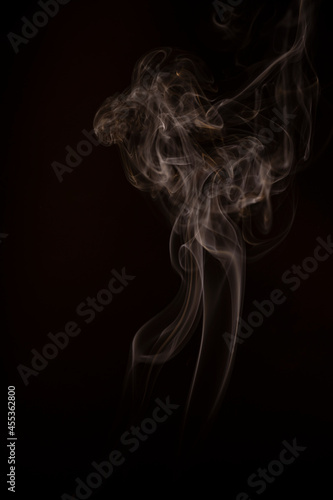 Dym na czarnym tle