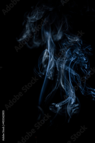 Niebieski dym na czarnym tle