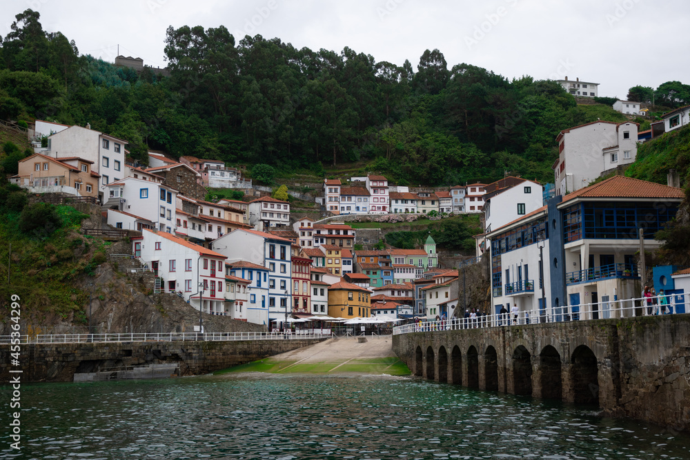 Comillas, un bonito pueblo pescador de Asturias. Muy colorido y construido sobre la ladera de la montaña a pie de mar.