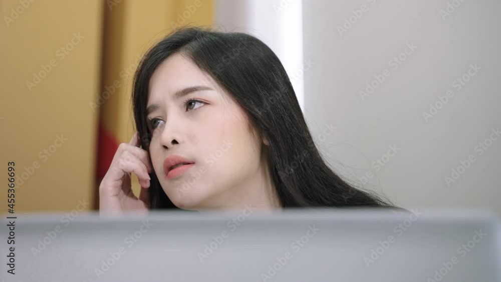 Asian woman pondering in front of laptop, imagine creativity and initiative
Asian woman pondering in front of laptop, imagine creativity and initiative