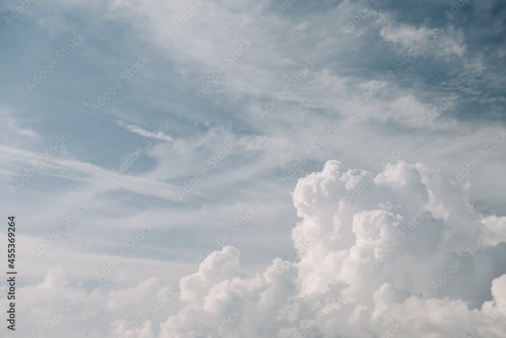 Naklejka premium Lush white clouds in cloudy weather.