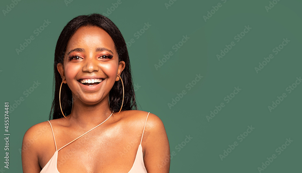 Obraz premium Beauty portrait of smiling cute african american woman in glamour makeup.