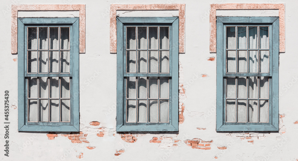 Obraz premium Background and texture of wall with windows in old house.