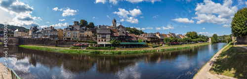 Montignac (Dordogne, France) - Vue panoramique du village au bord de la Vézère