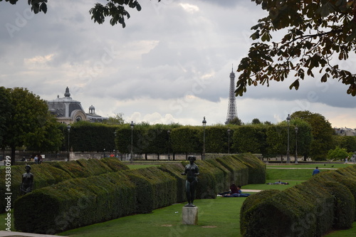 Wallpaper Mural The Tuileries Garden public garden is located between the Louvre and Place de la Concorde in Paris, France. Torontodigital.ca