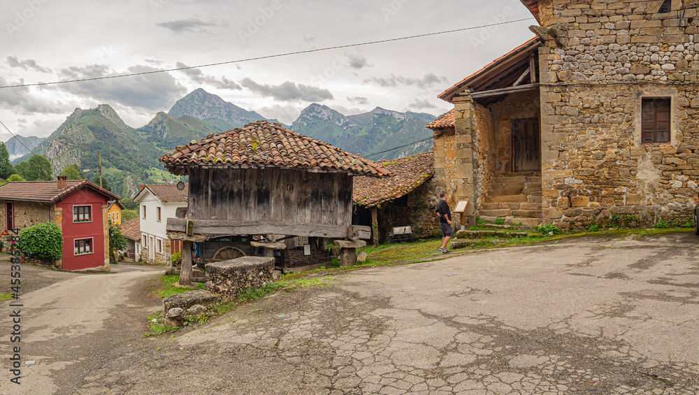 Vistas panorámicas del pueblo de Cazo, con un hórreo antiguo y casas de colores, al fondo las montañas en un paisaje espectacular y sostenible en Cantabria, España, verano de 2020 Vistas panorámicas del pueblo de Cazo, con un hórreo antiguo y casas de colores, al fondo las montañas en un paisaje espectacular y sostenible en Cantabria, España, verano de 2020