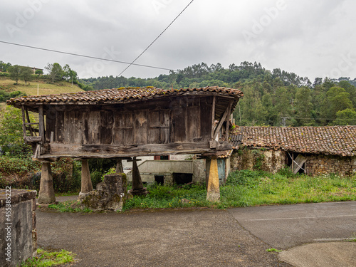 Construcci  n t  pica llamada h  rreo usada para guardar los cereales a salvo de ratones o humedades  en el pueblo de Vi    n  en Cantabria  Espa  a  verano de 2020