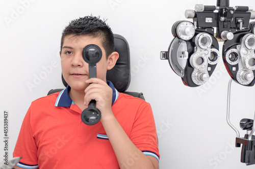 Vision problems in children and adolescents. Young performs a medical examination to determine its affectation by prolonged exposure to screens. The ophthalmologist directs the eye exam.