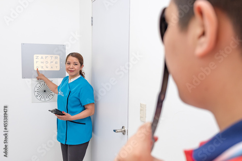 Vision problems in children and adolescents. Young performs a medical examination to determine its affectation by prolonged exposure to screens. The ophthalmologist directs the eye exam.