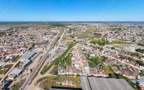 Vis  o a  rea da regi  o central da cidade de Texeira de Freitas  com bairros residenciais   aera industrial e comercial com a BR101 cruzando a cidade.