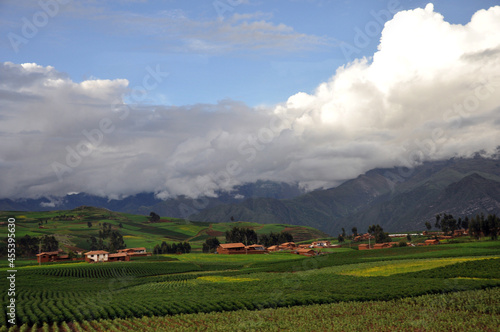 paisaje de montaña peru cielo cubierto de nubes pastizales 