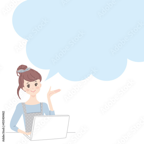 笑顔でパソコン操作をする女性と吹き出し
