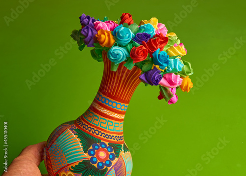 Cuadro en lienzo Jarrón mexicano con una decoración asombrosa y colorida, artesanía mexicana