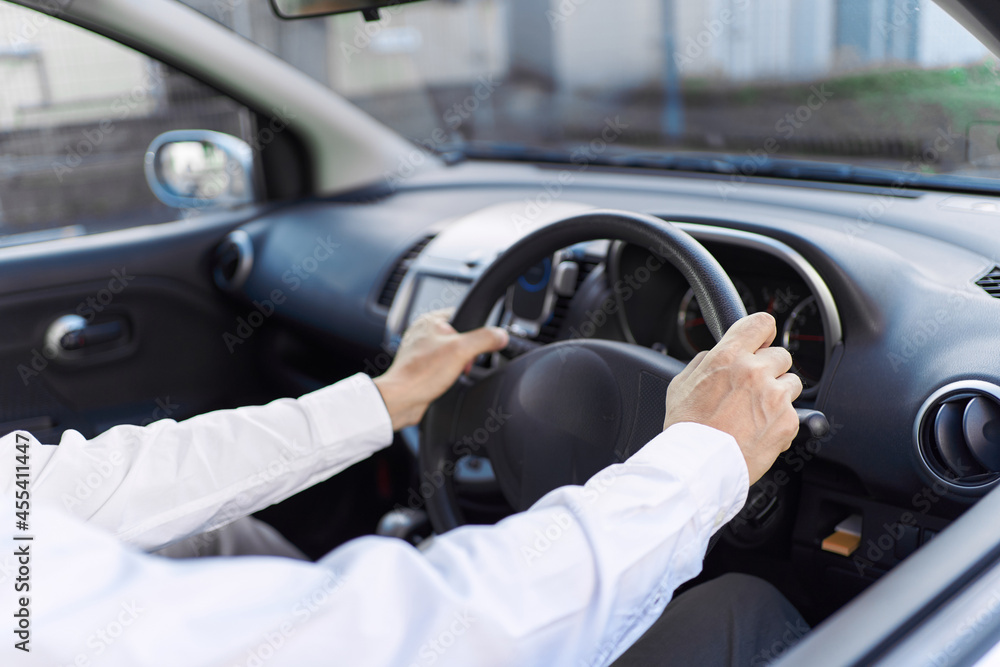 自動車を運転する男性の手元 自動車を運転する男性の手元