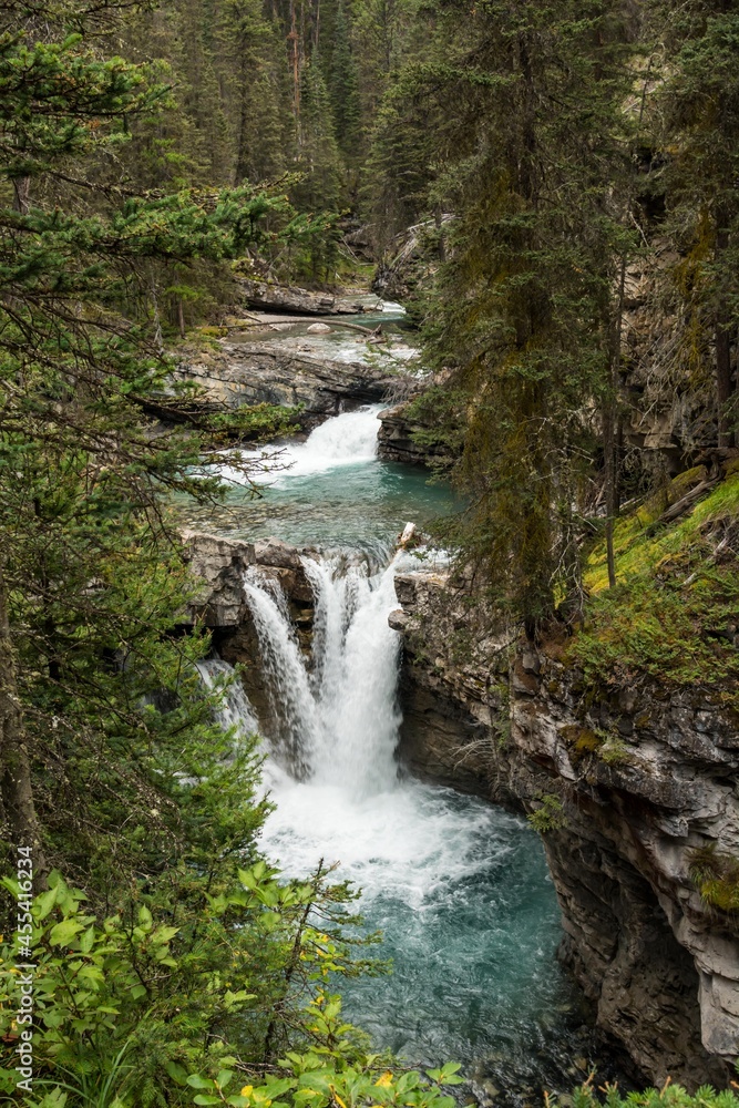 Naklejka premium beautiful gorge, beautiful colors. Waterfall at the Johnston Canyon in banff. Johnston Canyon, Alberta, Canada