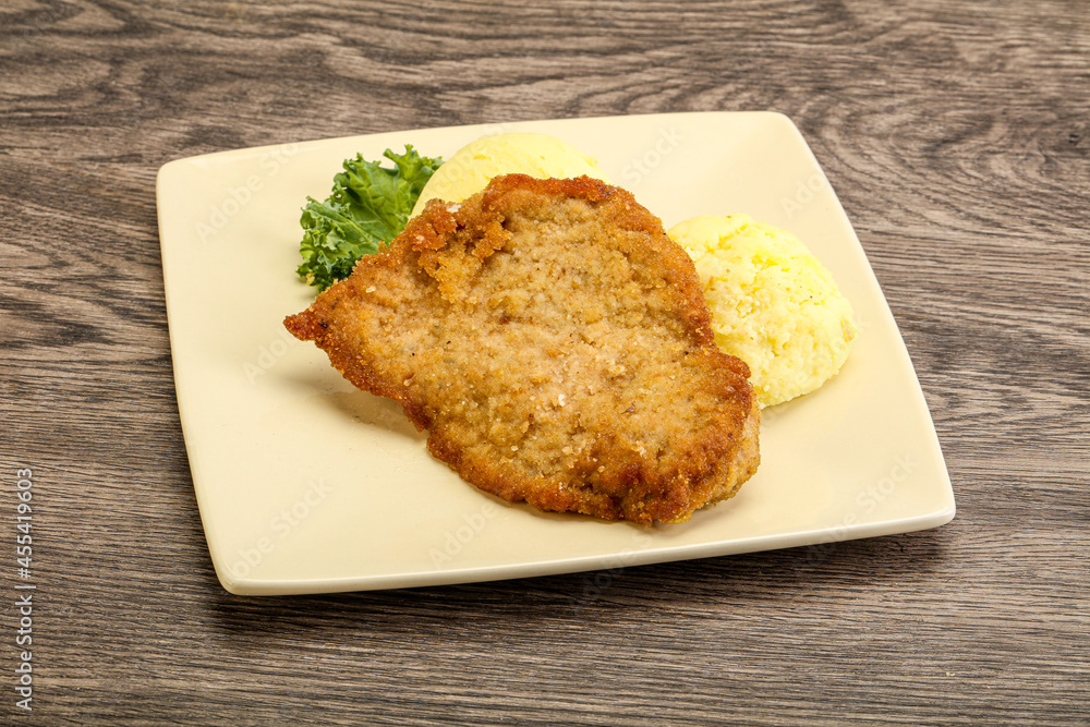 Crispy chicken schnitzel with mashed potato Crispy chicken schnitzel with mashed potato