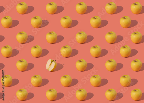 Fototapeta Naklejka Na Ścianę i Meble -  pattern of juicy yellow apples on a pink background