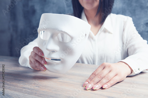 Bilde på lerret woman holding anonymous mask