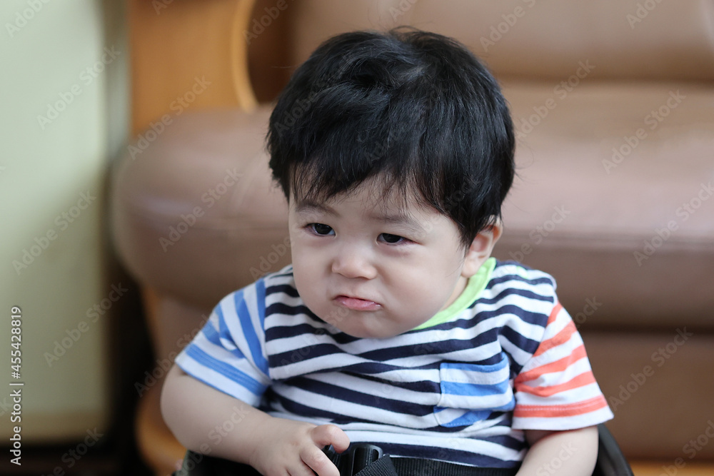 おじさんのような顔をしている男の子の赤ちゃん おじさんのような顔をしている男の子の赤ちゃん