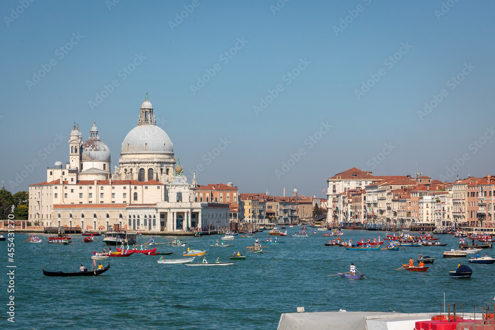 Venezia.. Barche nel Bacino di San Marco con la Dogana e La Salute