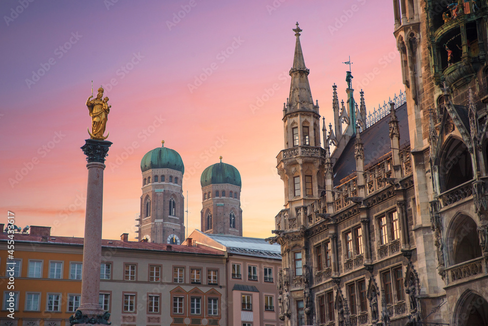 Obraz premium the marian column, town hall building and towers of Frauenkirche, historic architecture munich Marienplatz. at sunset