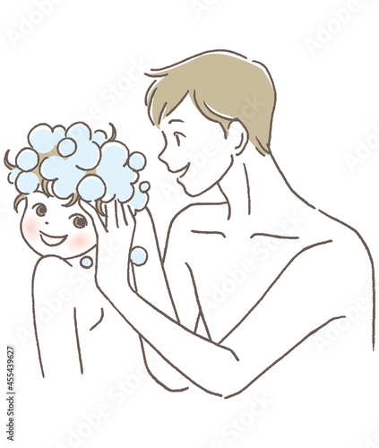 子供の髪の毛を洗う父親