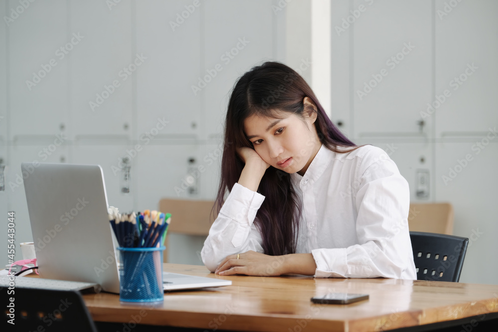 Employees show signs of boredom from working full time. Employees show signs of boredom from working full time.