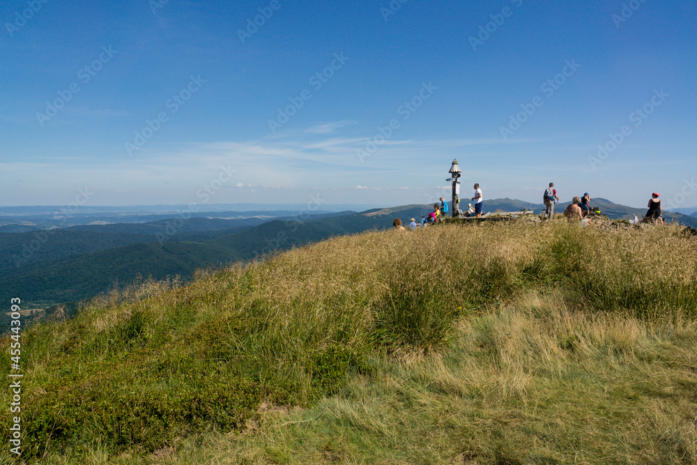 Obraz premium senderistas en la cresta de polonina Carynska, Parque nacional Bieszczady,Reserva de la UNESCO Cárpatos,Polonia, eastern europe