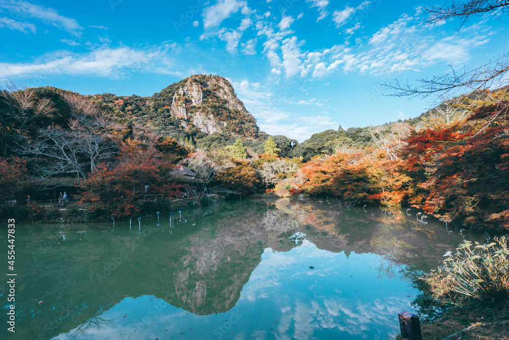青い空と紅葉が池に反射している景色