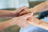 Hände halten von Seniorin für Trost und Unterstützung