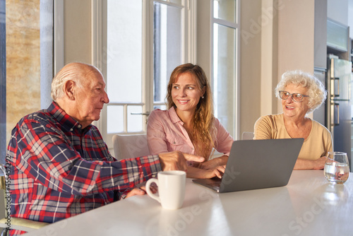 Senioren Paar lernt neugierig am Laptop Computer photo