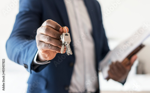 Slika na platnu Real estate agent handing the house key