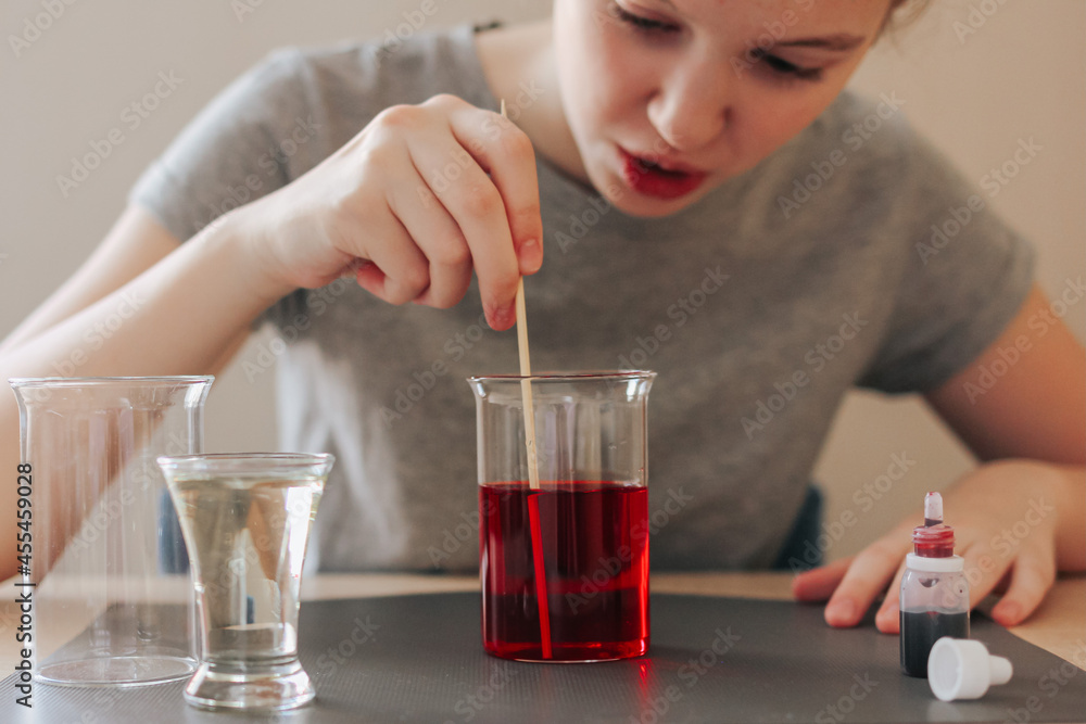 Lava lamp, science experiment with water, food coloring, oil and