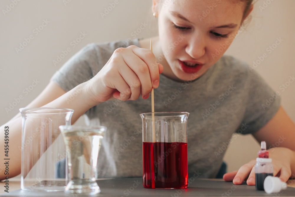 Lava lamp, science experiment with water, food coloring, oil and