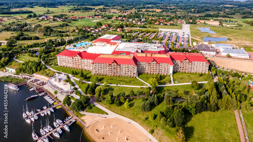 Fototapeta Naklejka Na Ścianę i Meble -  Mikołajki, Jezioro Tałty na Mazurach w Polsce z lotu ptaka
