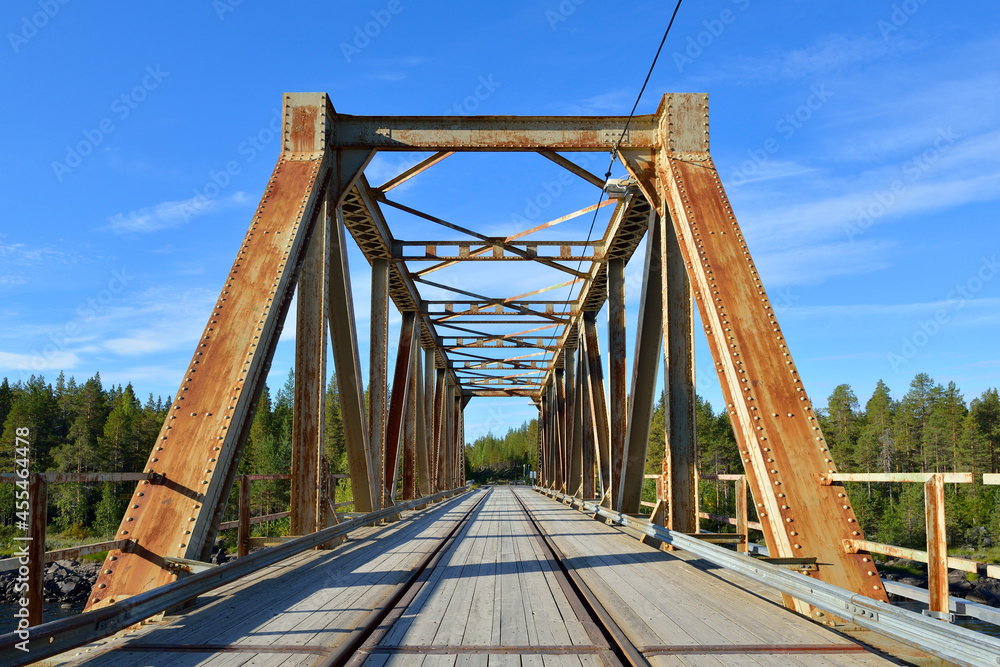 Am Fluss Pite Älven mit der alten Eisenbahnbrücke