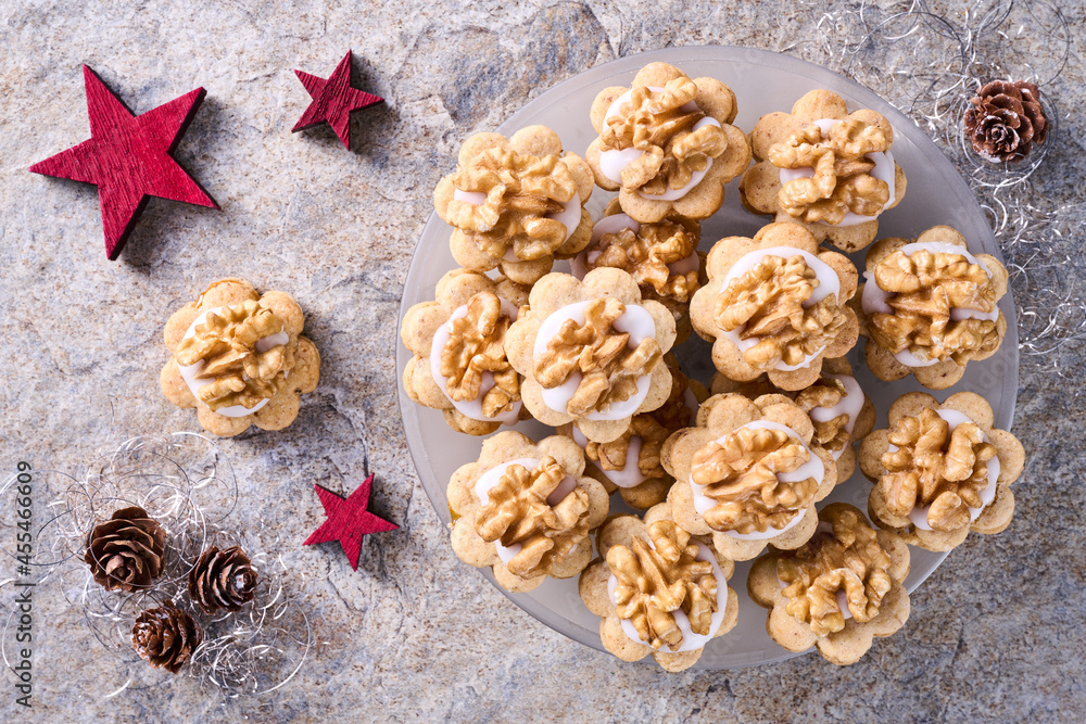 Fototapeta premium Weihnachtliche Walnussplätzchen