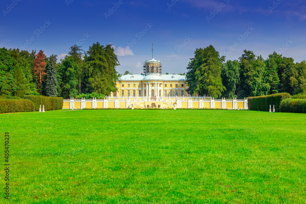 Obraz premium The Yusupov Palace, the main manor house in the Arkhangelskoye Estate Museum. View from the large stalls. Arkhangelskoye, Moscow Region, Russia, August 2021