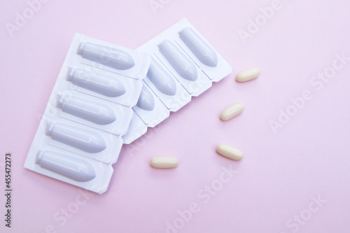 Fotografía Gynecological medicines for women's health in form of suppository, capsules on pink background