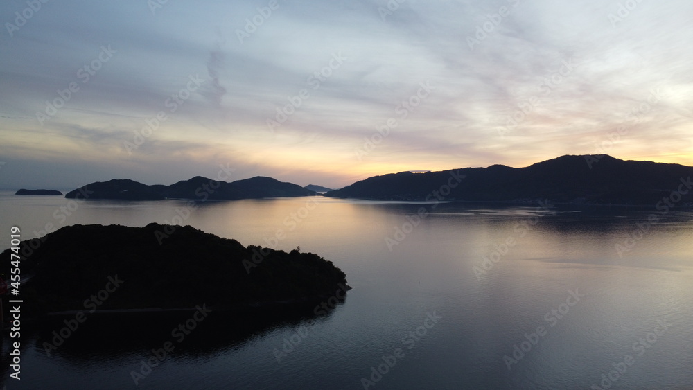 日本の景色と自然　色ずく空に輝く地球のヒカリ