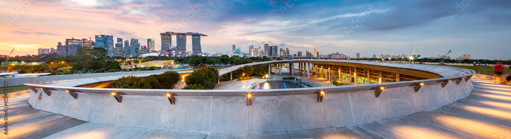 SSINGAPORE, SINGAPORE - MARCH 2019: Vibrant Singapore skyline at night - obrazy, fototapety, plakaty 