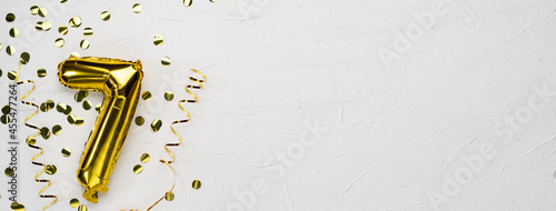 Fényképezés golden foil balloon number seven
