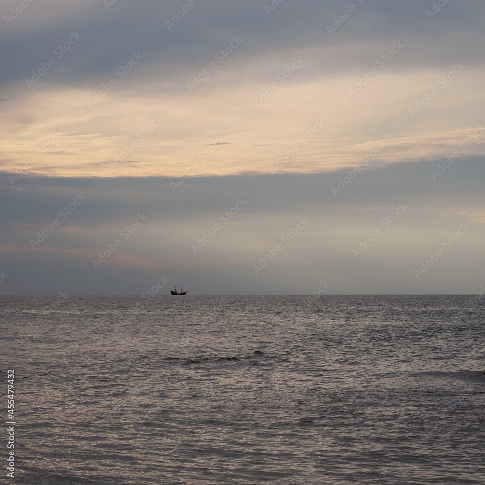 Chmury i nadmorskie plaże