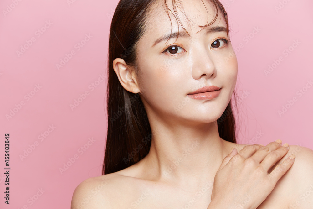 Fototapeta premium 美しい若い女性のピンク背景のビューティーボートレート