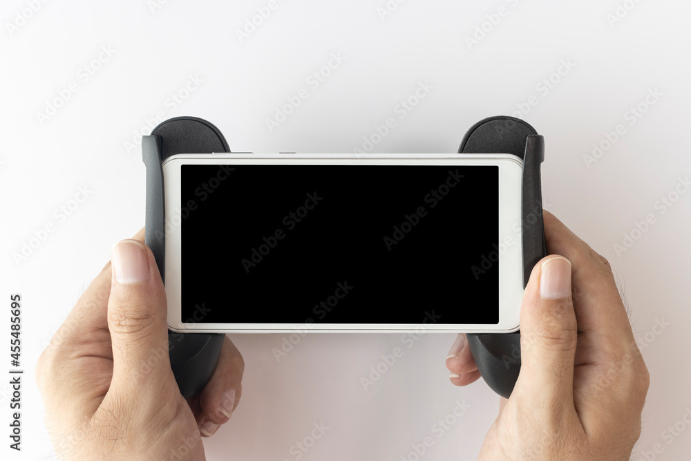 ゲーム用グリップスタンドを取り付けたスマートフォンを持つ男の手 ゲーム用グリップスタンドを取り付けたスマートフォンを持つ男の手